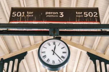 Polonyalılar Gdansk Glowny tren istasyonunda tren bekliyor. Kışın şehir merkezinde çekilmiş. Polonya, Gdansk 9 Şubat 2020 ana tren istasyonu Gdansk Glowny SKM platformu
