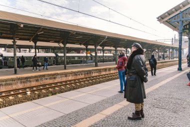 Gdansk Glowny tren istasyonu SKM 'de tren bekleyen yolcular. Ana tren istasyonu Gdansk Platformu 9 Şubat 2020