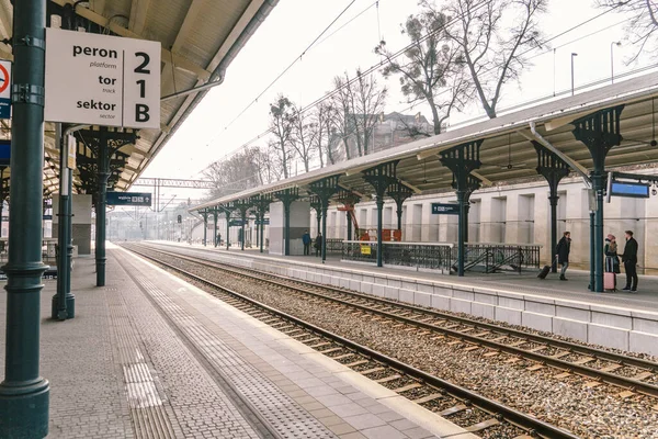 Polonyalılar Gdansk Glowny tren istasyonunda tren bekliyor. Kışın şehir merkezinde çekilmiş. Polonya, Gdansk 9 Şubat 2020 ana tren istasyonu Gdansk Glowny SKM platformu.