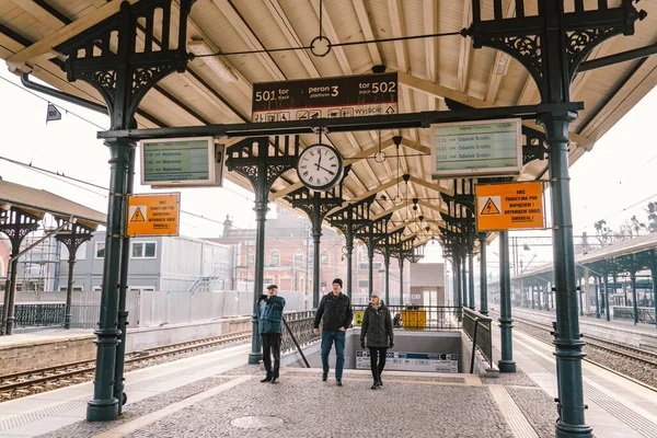 グダニスク・グローニー駅SKMのホームで列車を待っている乗客。主要鉄道駅のホームグダニスク・グローニー2020年2月9日 — ストック写真