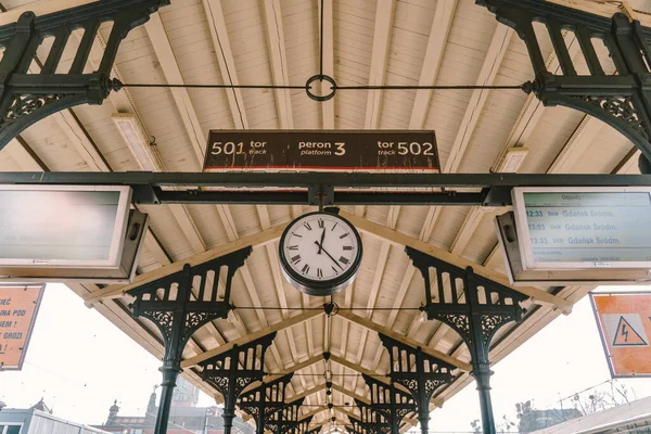 Passagiere warten am Bahnsteig des Danziger Bahnhofs SKM auf einen Zug. Bahnsteig des Hauptbahnhofs Danzig Glowny 9. Februar 2020 — Stockfoto