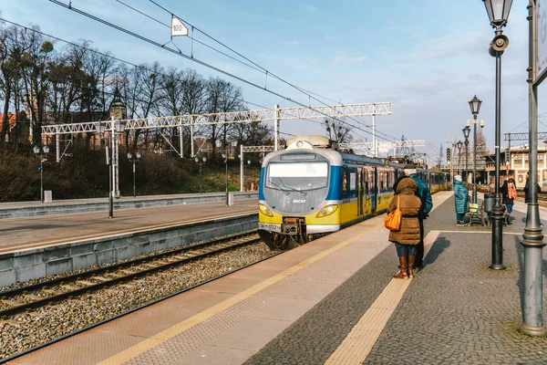 乘客在Gdansk Glowny火车站SKM站台等火车。Gdansk Glowny火车站月台2020年2月9日 — 图库照片