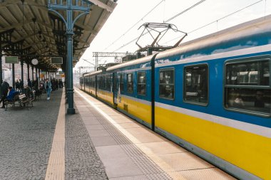 Polonya 'daki gdansk parlak tren istasyonuna gelen yeni mavi tren, 9 Şubat 2020. Polonya 'daki SKM bölgesel demiryolu. Platformdaki bölgesel tren vagonunun görüntüsü.
