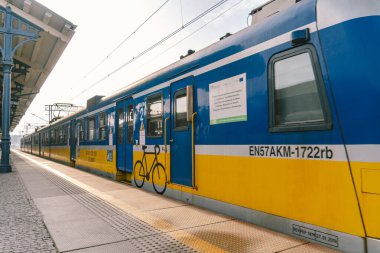 Polonya 'daki gdansk parlak tren istasyonuna gelen yeni mavi tren, 9 Şubat 2020. Polonya 'daki SKM bölgesel demiryolu. Platformdaki bölgesel tren vagonunun görüntüsü.