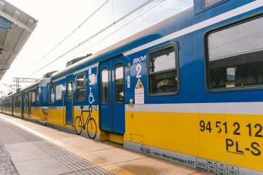 Polonya 'daki gdansk parlak tren istasyonuna gelen yeni mavi tren, 9 Şubat 2020. Polonya 'daki SKM bölgesel demiryolu. Platformdaki bölgesel tren vagonunun görüntüsü.