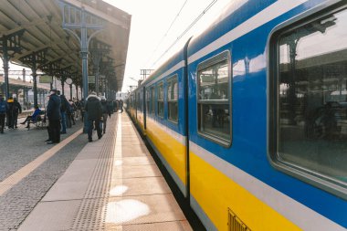 Polonya 'daki gdansk parlak tren istasyonuna gelen yeni mavi tren, 9 Şubat 2020. Polonya 'daki SKM bölgesel demiryolu. Platformdaki bölgesel tren vagonunun görüntüsü.