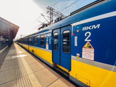 Polonya 'daki gdansk parlak tren istasyonuna gelen yeni mavi tren, 9 Şubat 2020. Polonya 'daki SKM bölgesel demiryolu. Platformdaki bölgesel tren vagonunun görüntüsü.