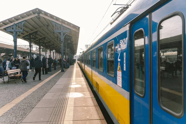 2020年2月9日 ポーランド グダニスクのグダニスク グロウニー鉄道駅に到着した地域の新しい青の黄色の列車 ポーランドのSkm地域鉄道 ホーム上の地方鉄道車両の眺め — ストック写真