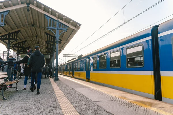 Regional New Blue Yellow Train Arriving Gdansk Glowny Railway Station — Stock Photo, Image