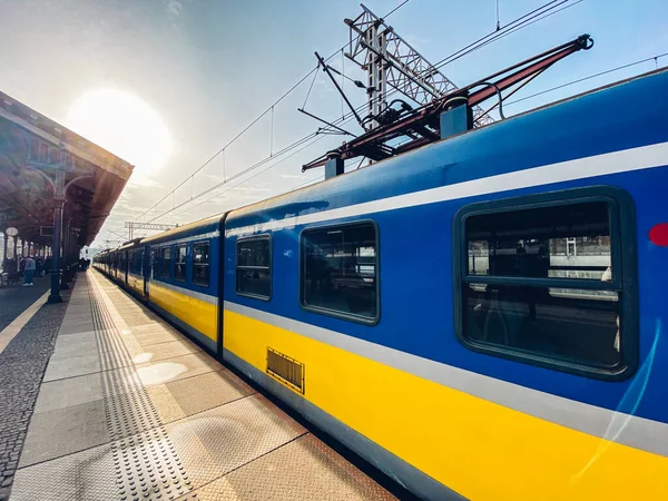 폴란드 Gdansk Glowny 철도역에 도착하는 지역의 새로운 노란색 Gdansk 2020 — 스톡 사진