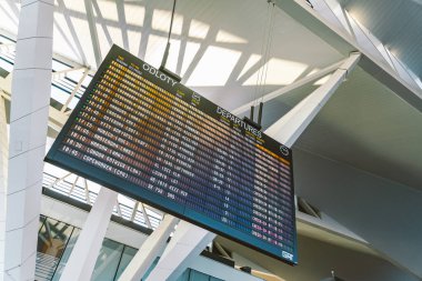 14 Şubat 2020 'de Gdansk, Polonya' ya varış panosu. Polonya 'daki Gdansk Havaalanı Terminali (GDN). Gdansk 'taki modern Lech Walesa Havaalanı. Terminale varış panosu.