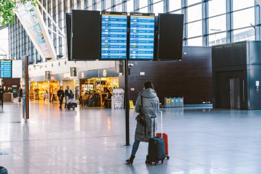 14 Şubat 2020 'de Gdansk, Polonya' ya varış panosu. Polonya 'daki Gdansk havaalanı GDN terminali. Gdansk 'taki modern Lech Walesa Havaalanı. Terminale varış panosu.