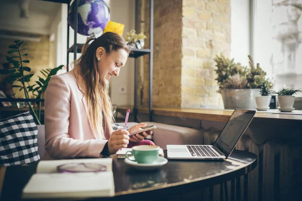 Succesvolle Zaken Uitbesteed Vrouwelijke Blogger Zit Cafe Maakt Gebruik Van — Stockfoto