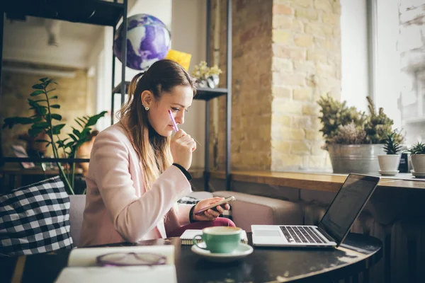 Succesvolle Zaken Uitbesteed Vrouwelijke Blogger Zit Cafe Maakt Gebruik Van — Stockfoto