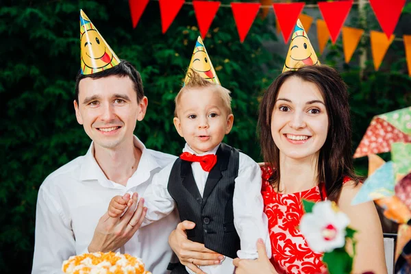 Barn Födelsedag Tema Familj Med Tre Kaukasiska Personer Sitter Bakgården — Stockfoto