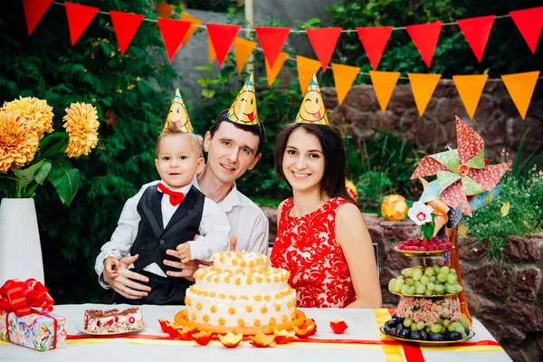 Barn Födelsedag Tema Familj Med Tre Kaukasiska Personer Sitter Bakgården — Stockfoto