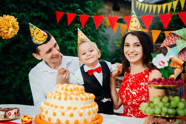 Barn Födelsedag Tema Familj Med Tre Kaukasiska Personer Sitter Bakgården — Stockfoto