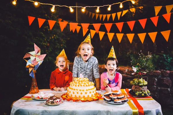 Barnens Födelsedagsfest Tre Glada Barn Flickor Äter Tårta Med Händerna — Stockfoto