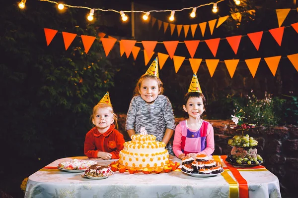 Barnens Födelsedagsfest Tre Glada Barn Flickor Äter Tårta Med Händerna — Stockfoto