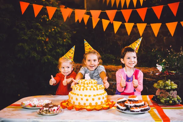 Barnens Födelsedagsfest Tre Glada Barn Flickor Äter Tårta Med Händerna — Stockfoto