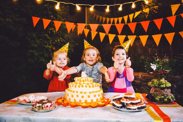 Παιδικό Πάρτι Γενεθλίων Τρία Χαρούμενα Κορίτσια Τρώνε Τούρτα Χέρια Τους — Φωτογραφία Αρχείου