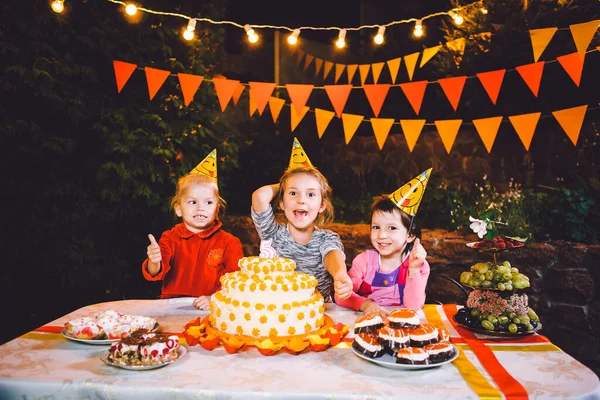 Barnens Födelsedagsfest Tre Glada Barn Flickor Äter Tårta Med Händerna — Stockfoto