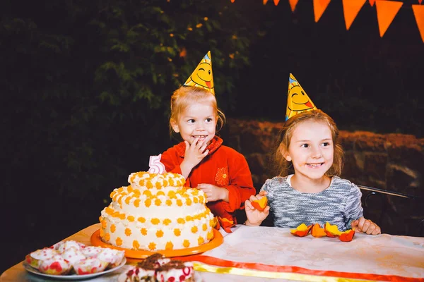 Barnens Födelsedagsfest Tre Glada Barn Flickor Äter Tårta Med Händerna — Stockfoto