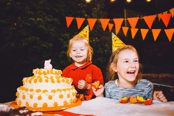 Barnens Födelsedagsfest Tre Glada Barn Flickor Äter Tårta Med Händerna — Stockfoto