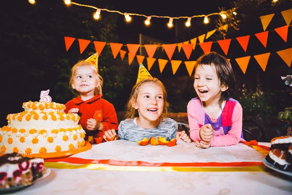 Barnens Födelsedagsfest Tre Glada Barn Flickor Äter Tårta Med Händerna — Stockfoto