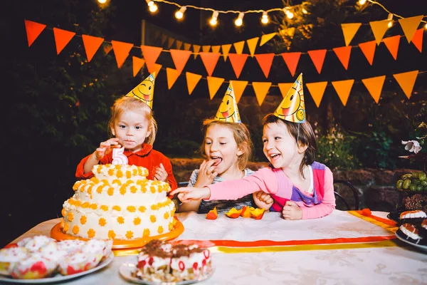 Çocukların Doğum Günü Partisi Neşeli Kız Çocuk Elleriyle Pasta Yiyor — Stok fotoğraf