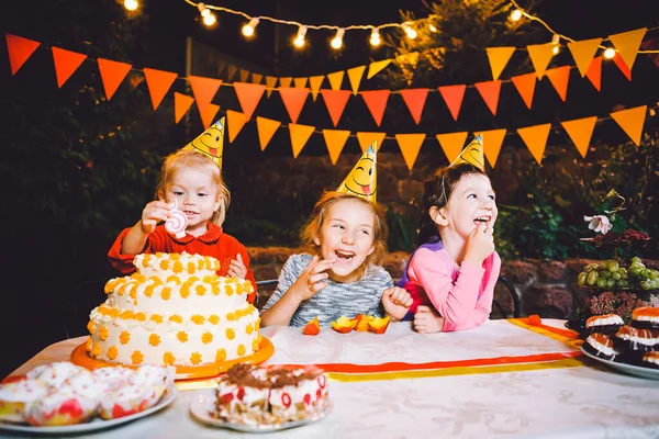 Fiesta Cumpleaños Niños Tres Niñas Alegres Comiendo Pastel Con Las —  Fotos de Stock