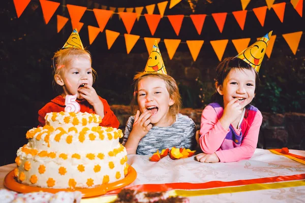 Παιδικό Πάρτι Γενεθλίων Τρία Χαρούμενα Κορίτσια Τρώνε Τούρτα Χέρια Τους — Φωτογραφία Αρχείου