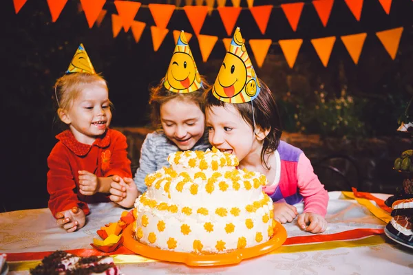 Barnens Födelsedagsfest Tre Glada Barn Flickor Äter Tårta Med Händerna — Stockfoto