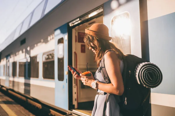 Tema Ferroviário Mulher Bonita Com Uma Mochila Usa Telefone Enquanto — Fotografia de Stock