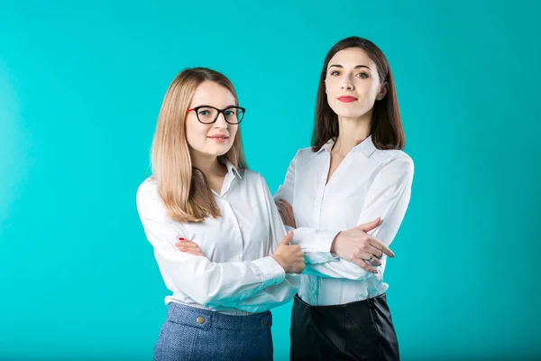 Tema Uma Equipe Feminina Retrato Duas Jovens Mulheres Negócios Caucasianas — Fotografia de Stock