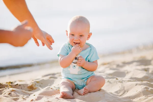 Niño Sonriente Sentado Arena Cerca Del Río Concepto Verano Vacaciones —  Fotos de Stock