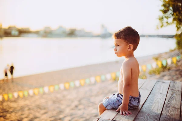 Tema Vacaciones Playa Verano Niños Pequeño Niño Caucásico Sienta Costado —  Fotos de Stock