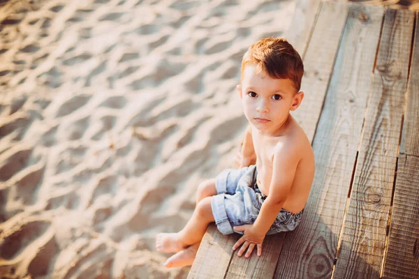 Tema Niño Vacaciones Verano Playa Pequeño Niño Caucásico Sienta Lado —  Fotos de Stock