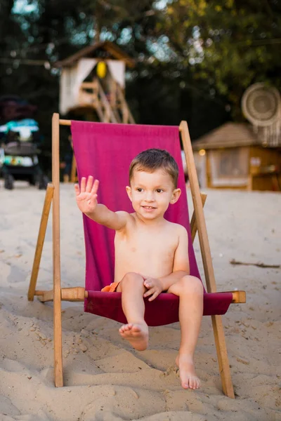 Strandjunge Kleines Strandbaby Liegestuhl Junge Sitzt Auf Dem Stuhl Meer — Stockfoto