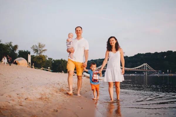 Vacaciones Familiares Verano Joven Familia Caucásica Pie Caminando Descalzo Playa —  Fotos de Stock
