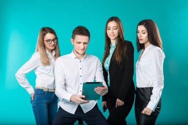 Toplu yaratıcılıklarından faydalanarak dijital tablet ekranına bakıyorlar. Tablet Bilgisayarlı İş Adamları. Ekip tabletlerle çalışıyor. Girişim işi, yaratıcı insanlar grubu beyin fırtınası.