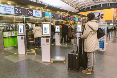 Borispol Havaalanı, Kiev, Ukrayna 7 Şubat 2020. Uluslararası bir Borispol havaalanı yolcuları. Uçuş kartını almak için havaalanındaki kayıt makinesine girdim. Havaalanında modern teknoloji.