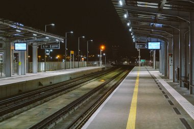 Polonya 'daki Gdansk Havaalanı GDN tren istasyonunda. Polonya 'nın Gdansk kentindeki Lech Walesa Havaalanı' nın demiryolu platformu. Gdansk Havaalanı Lotnisko tren istasyonu. Geceleri Pomeranya Metropolitan Demiryolu Platformu.