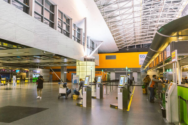 Аэропорт Борисполь, Киев, Украина 7 февраля 2020 года. Пассажиры в международном аэропорту Борисполь. Автоответчик в аэропорту получает посадочный талон. Современные технологии в аэропорту
.