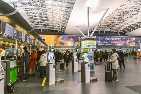 Аэропорт Борисполь, Киев, Украина 7 февраля 2020 года. Пассажиры в международном аэропорту Борисполь. Автоответчик в аэропорту получает посадочный талон. Современные технологии в аэропорту
.
