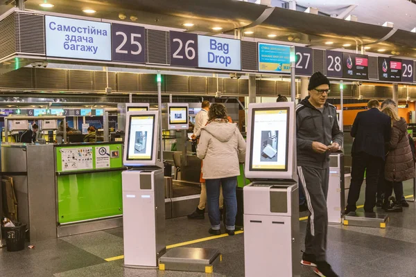 Borispol Havaalanı, Kiev, Ukrayna 7 Şubat 2020. Uluslararası bir Borispol havaalanı yolcuları. Uçuş kartını almak için havaalanındaki kayıt makinesine girdim. Havaalanında modern teknoloji.