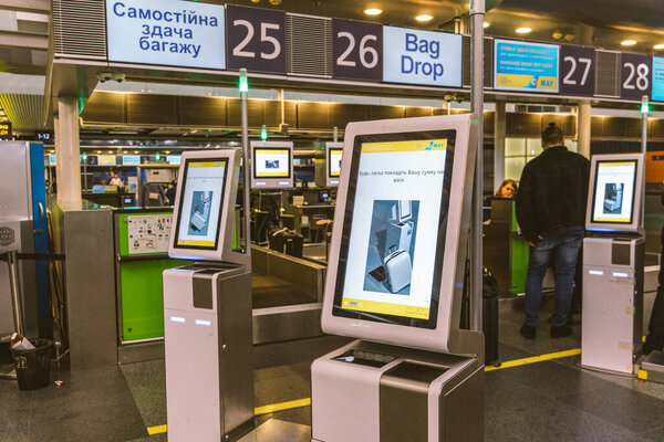 Аэропорт Борисполь, Киев, Украина 7 февраля 2020 года. Пассажиры в международном аэропорту Борисполь. Автоответчик в аэропорту получает посадочный талон. Современные технологии в аэропорту
.