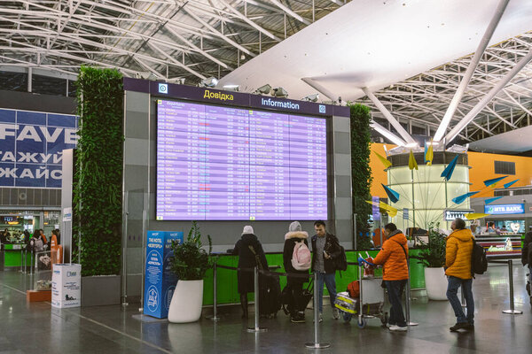 Пассажиры международного аэропорта "Борисполь", Киев, Украина 7 февраля 2020 года. Задержка рейса, пассажиры, ожидающие в аэропорту и просматривающие электронное расписание. Ожидание рейса
.