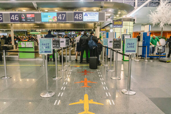 Аэропорт Борисполь, Киев, Украина 7 февраля 2020 года. Пассажиры в международном аэропорту Борисполь. Пассажиры бизнес-класса и первого класса могут воспользоваться короткими линиями. Стойка быстрой регистрации на рейс
.