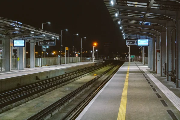 ポーランドのグダニスク空港Gdnの鉄道駅 ポーランドのグダニスクにあるLech Walesa空港の鉄道プラットフォーム グダニスク空港ロニスコ駅 夜のポメラニア首都鉄道のホーム — ストック写真